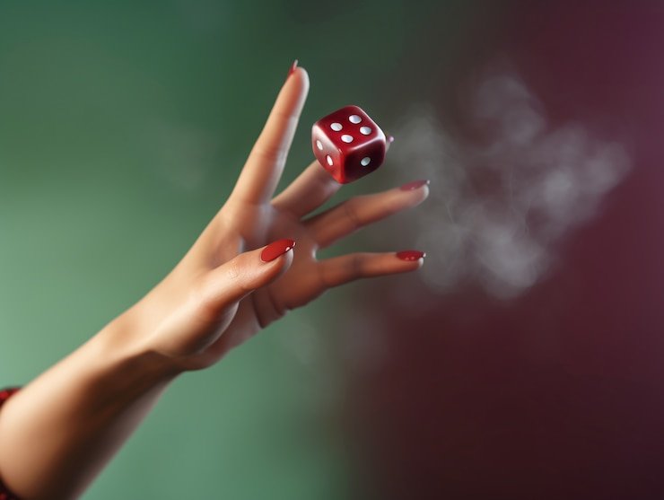 Pemain di meja poker mempertimbangkan tangan mereka dengan chip stack terlihat jelas
